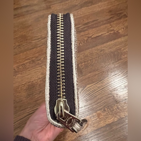 Coach metallic gold zip around wallet - Picture 3 of 13